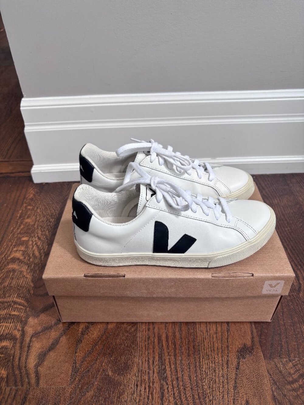 VEJA Esplar White with Black Logo